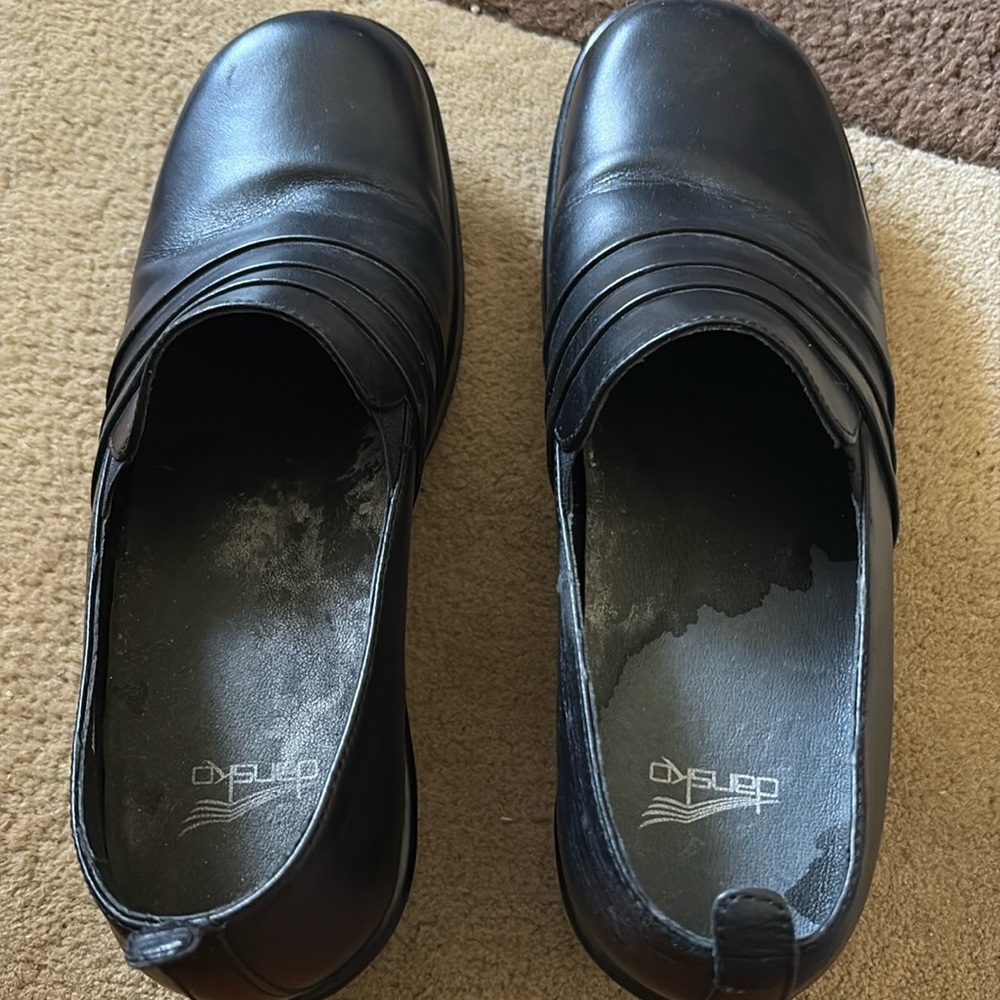 Dansko woman shoes in black size 40. Great condition.